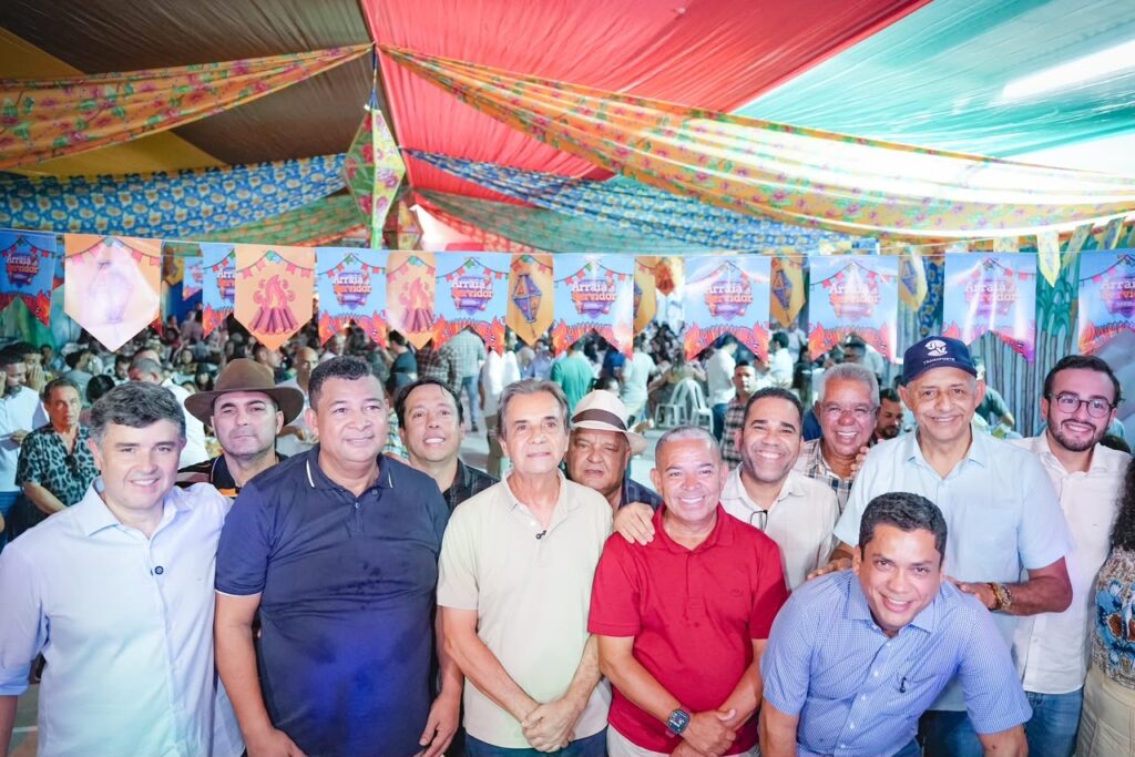 Ao lado do presidente da Câmara Irmão Genival e da bancada de vereadores de Ipojuca, Lula e Eduardo da Fonte participam do Arraiá do Servidor