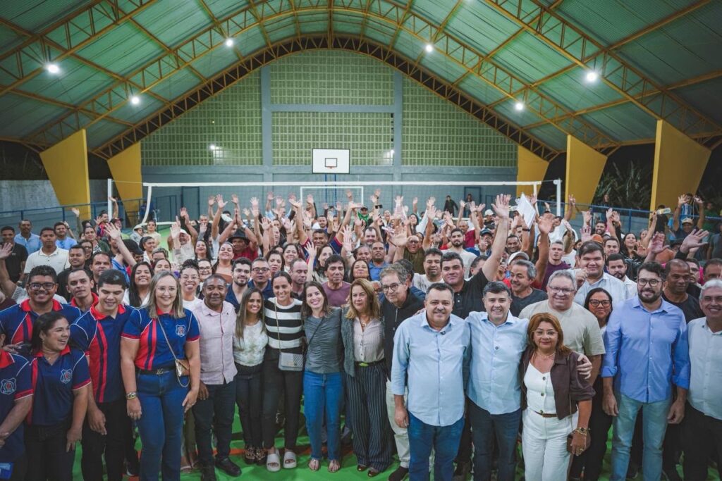 Em Macaparana, Eduardo da Fonte participa da inauguração de quadra poliesportiva ao lado do prefeito Paquinha e do deputado Antônio Moraes