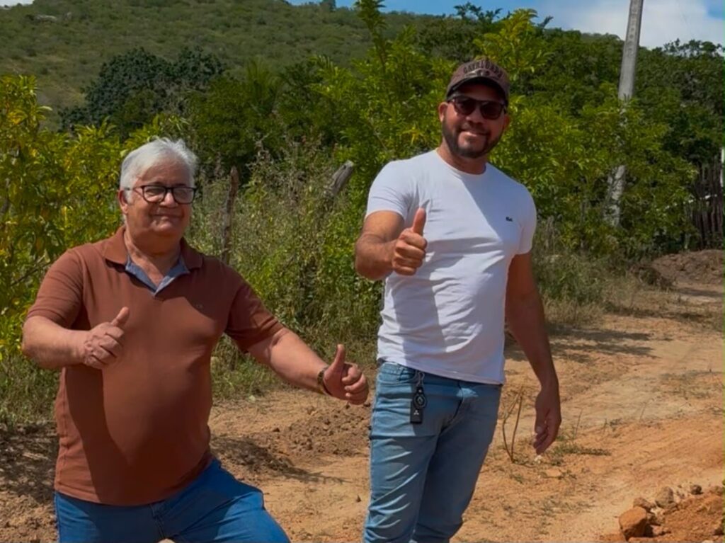 Deputado Abimael Santos acompanha obra que levará água para o Sítio Serra de Lajes, em Caruaru