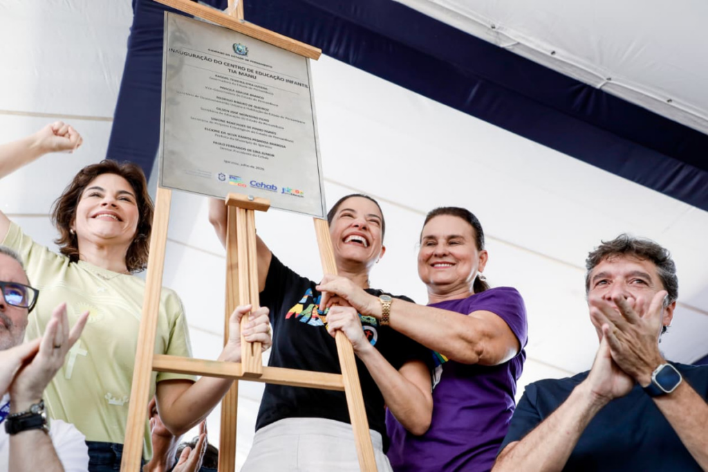 Em Igarassu, governadora Raquel Lyra entrega segunda creche do município e 24 ônibus BRT para a Região Metropolitana