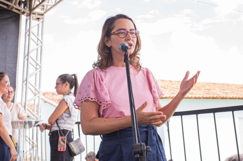 Débora Almeida comemora lançamento de ferramenta para ajudar no combate à violência nos estádios
