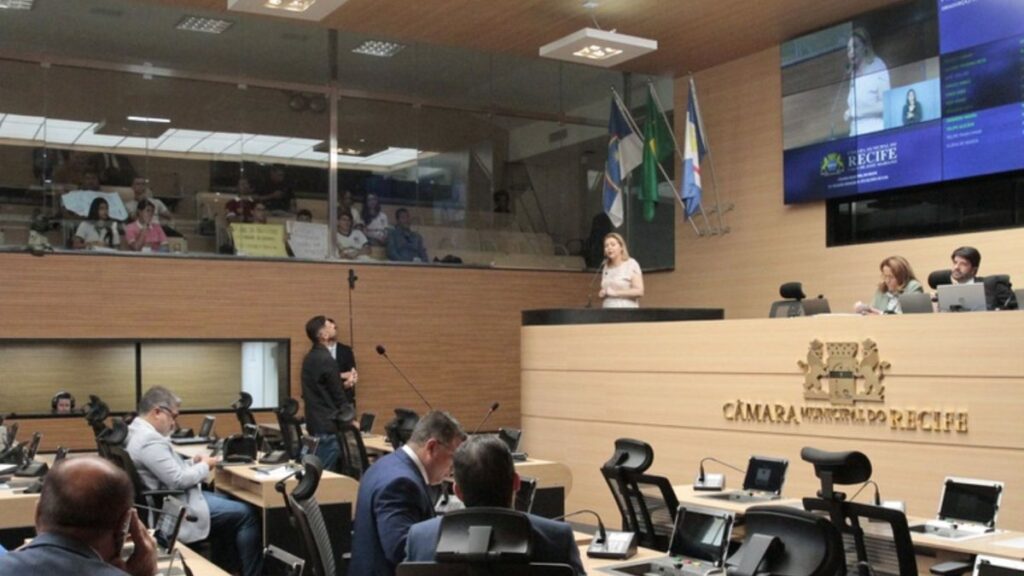 Câmara do Recife dá início à nova remuneração para servidores; TCE já alertou para cenário de concurso