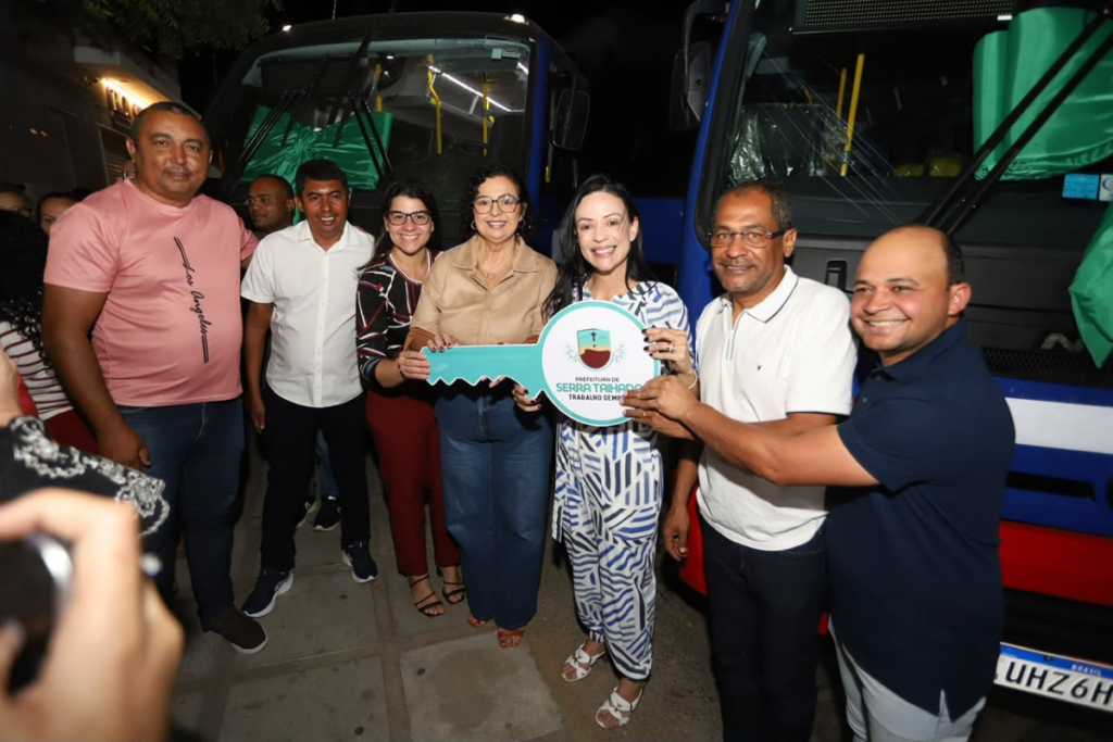 Com entrega de duas ambulâncias e dois micro-ônibus, Márcia Conrado chega a 29 veículos e unidades móveis destinados à saúde de Serra Talhada