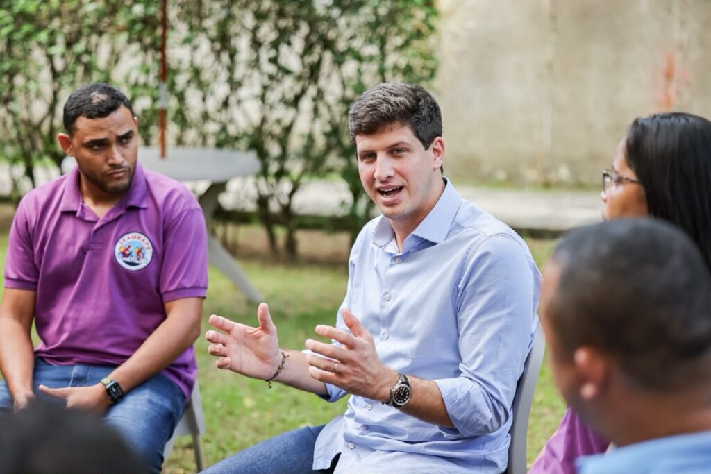João Campos ouve demandas dos entregadores de aplicativos e reforça compromisso com a categoria