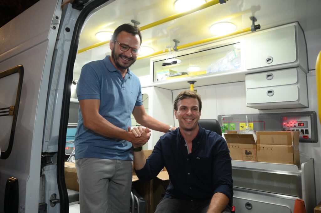 Miguel Coelho acompanha entrega de ambulâncias e destaca investimento na saúde