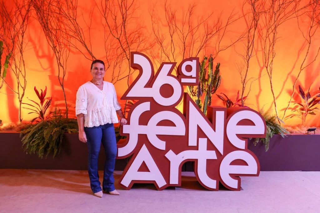 Prefeita Elcione prestigia a 26° edição da Fenearte