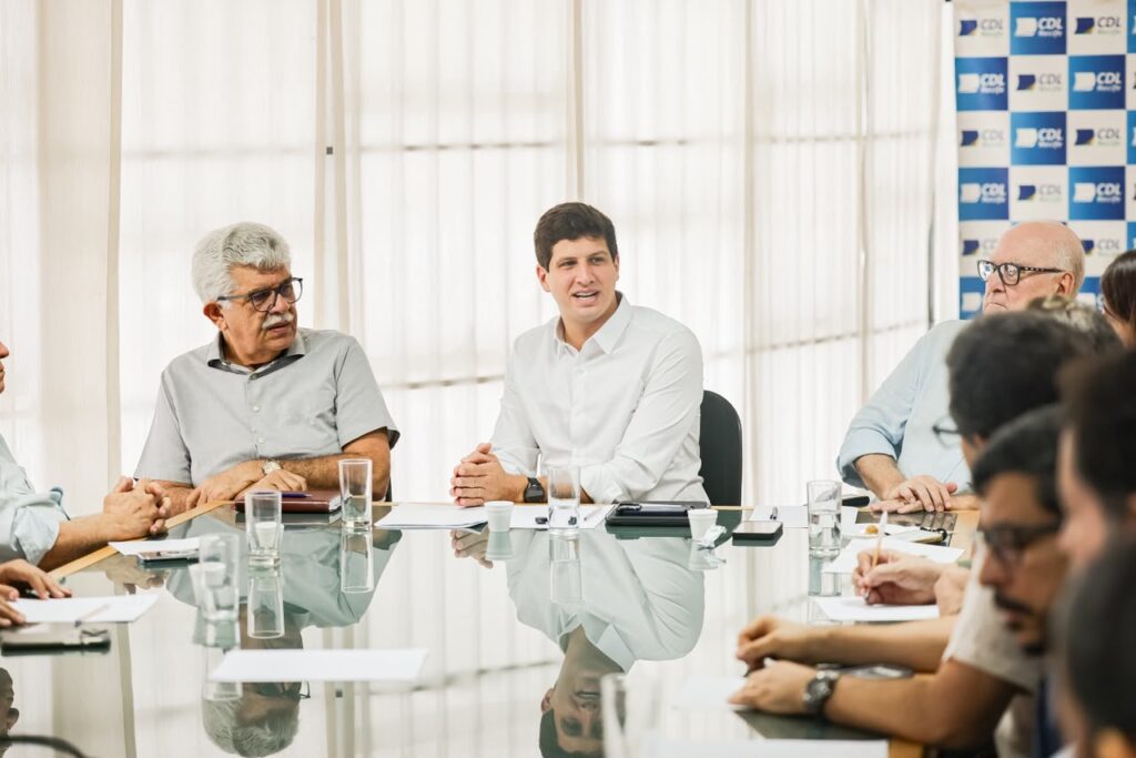 João Campos ouve demandas de representantes do comércio