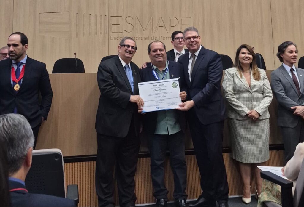 Presidente do Conselho Distrital de Fernando de Noronha, Milton Luna, recebe Medalha do Mérito Eleitoral Frei Caneca, uma das maiores honrarias do TRE-PE