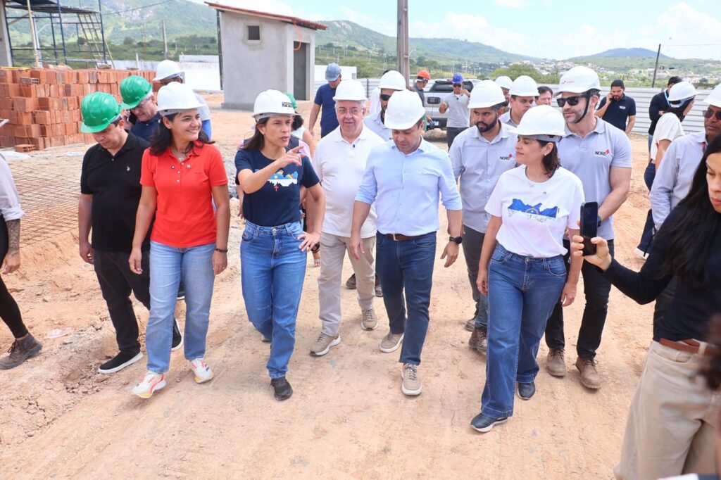 Viviane Facundes acompanha obras do Residencial Riacho do Mel II ao lado de Raquel Lyra e lideranças