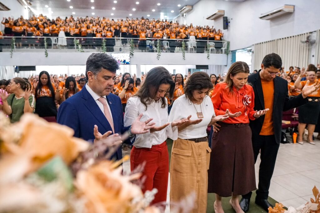 Ao lado de Raquel Lyra, Eduardo da Fonte celebra 29 anos da Assembleia de Deus Novas de Paz e entrega carta de compromisso à base cristã
