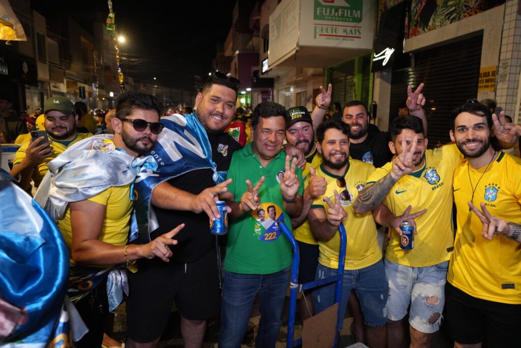 “Santa Cruz do Capibaribe terá no Senado uma voz de força, independência e coragem”, afirma Mendonça em caminhada