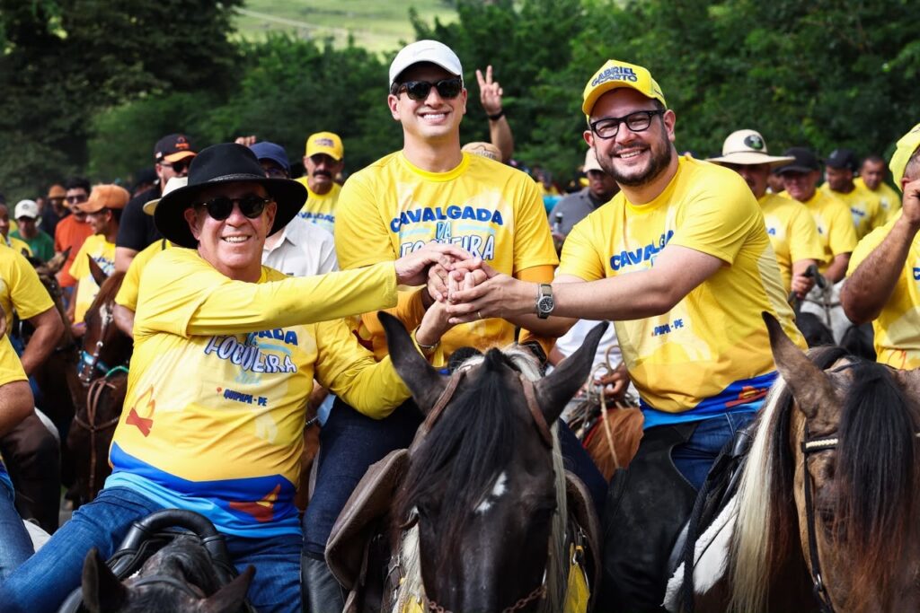 João Campos prestigia a Cavalgada da Fogueira, em Quipapá