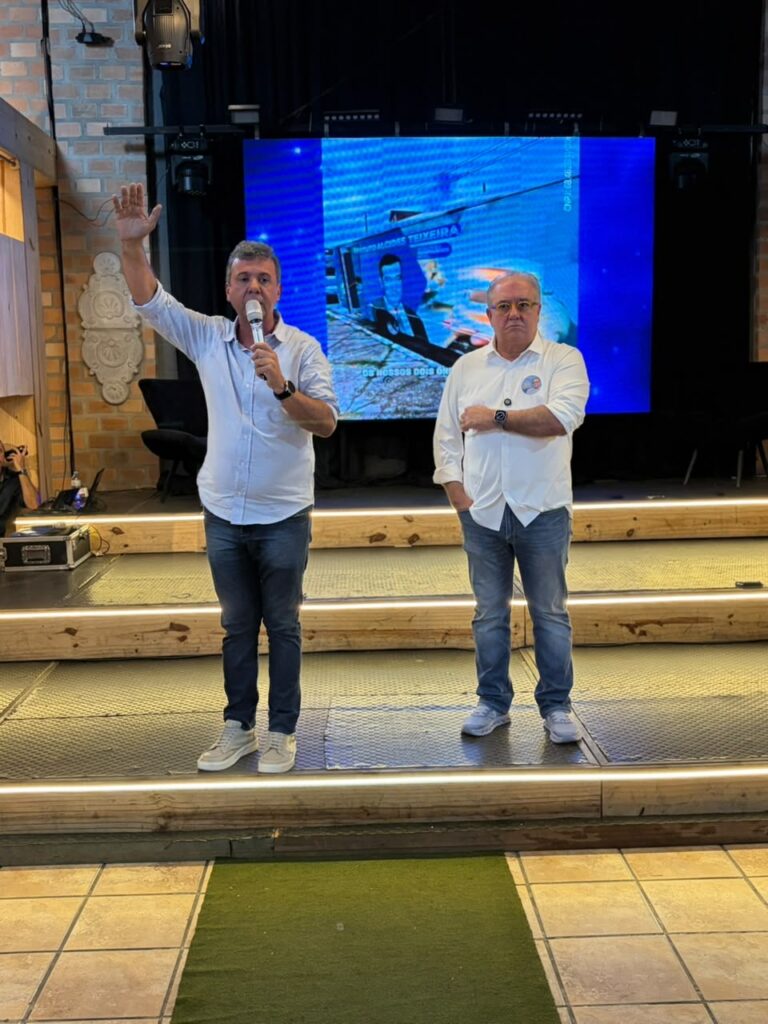 Alcides Teixeira Neto participa de encontro em Paulista ao lado de Augusto Coutinho