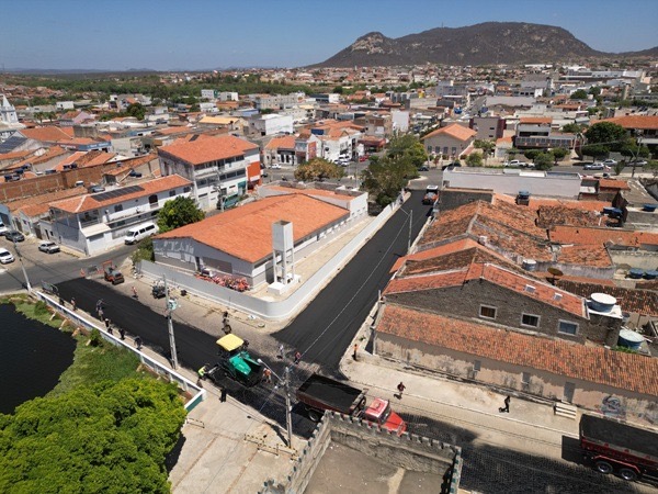Parceria entre Prefeitura de Salgueiro e Governo de Pernambuco leva asfalto para as ruas do CVT e da Fachusc
