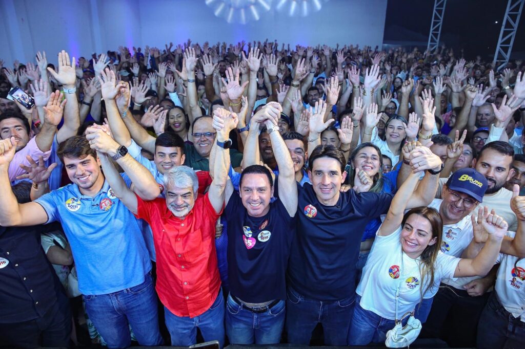 Ao lado do prefeito Elton Martins, Silvio Costa Filho recebe o apoio da população de Águas Belas