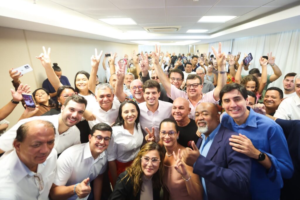 João Campos: “Hoje consolidamos a maior frente política desta eleição”