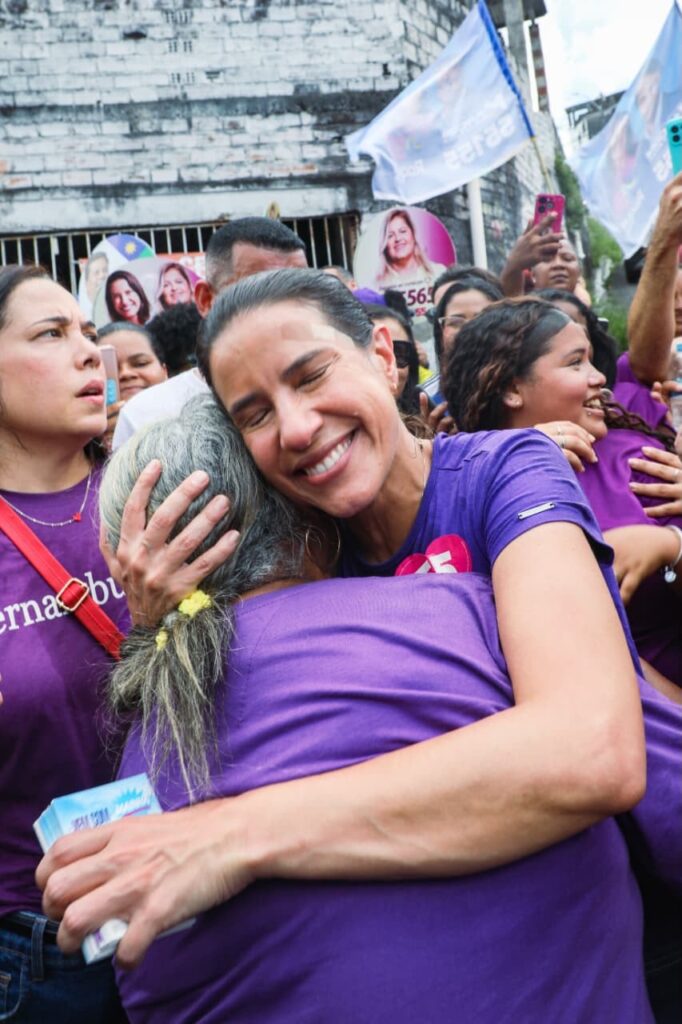 “A gente não vai descansar enquanto quem mora aqui não tiver o direito de viver em uma habitação sem medo da chuva”, diz Raquel em caminhada no Recife
