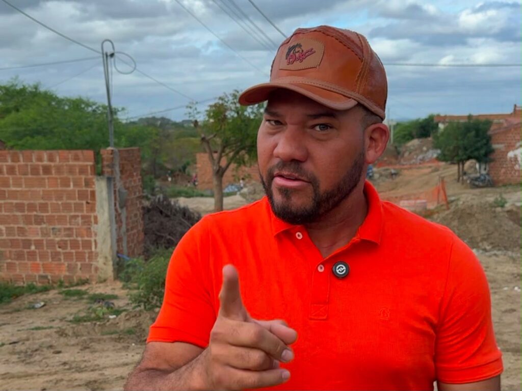 Deputado Abimael Santos fiscaliza obras de saneamento na Vila Canaã, em Caruaru