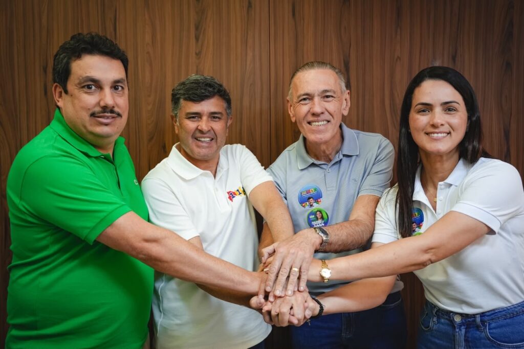 Vereador de Caruaru, Ricardo Liberato, declara apoio a Eduardo da Fonte ao Senado, ao lado do prefeito de Surubim, Chaparral, e da candidata a deputada federal Juliana Chaparral