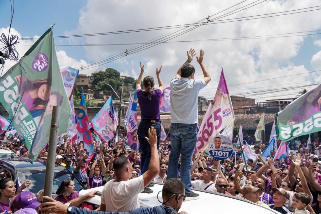 Ao lado de uma multidão, Raquel Lyra e Eduardo da Fonte iniciam domingo com caminhada em Nova Descoberta