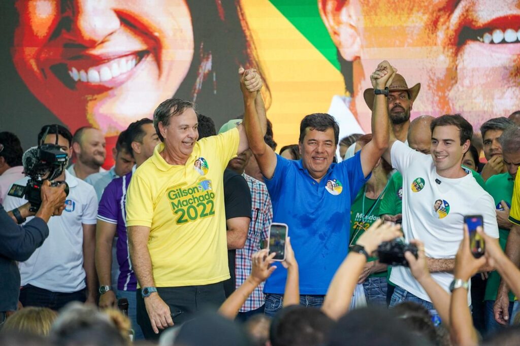 Gilson Machado e Gilson Filho chegam juntos com Mendonça para inauguração do comitê