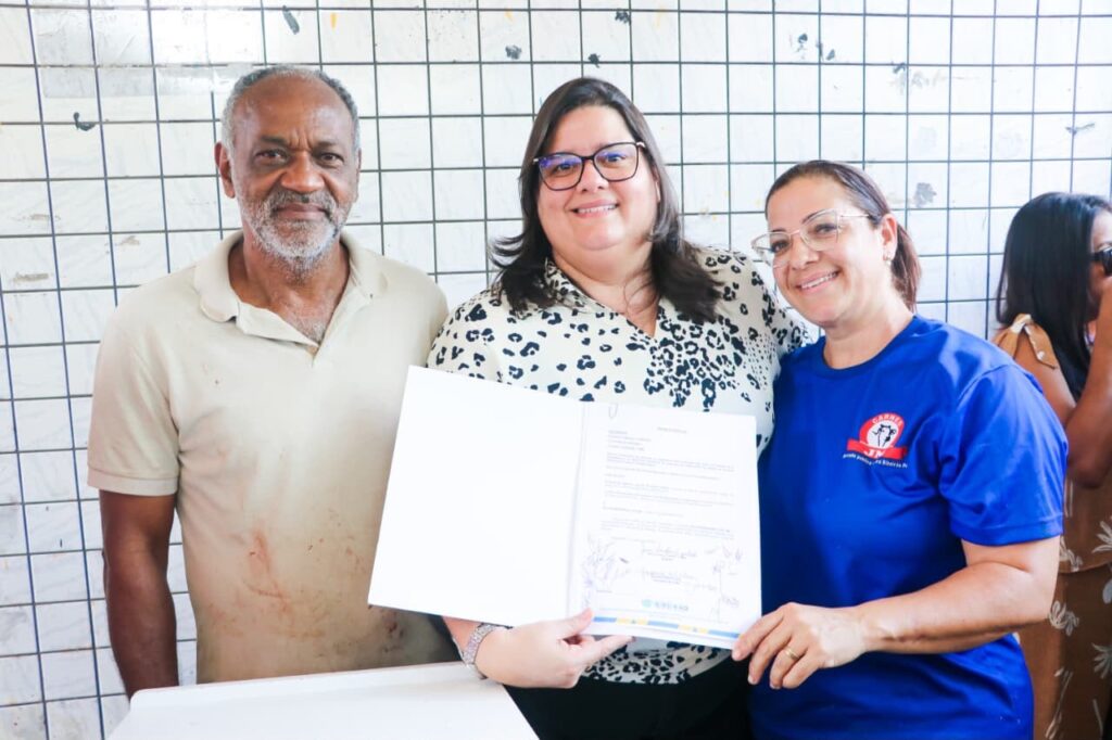 Prefeita Carol Jordão assina ordem de serviço para reforma do Mercado de Carne