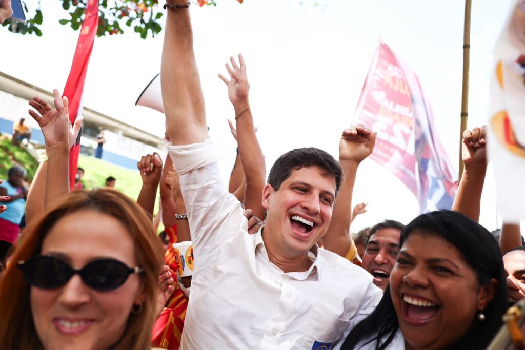 João Campos leva campanha às ruas de Xexéu e reforça parceria com Lula
