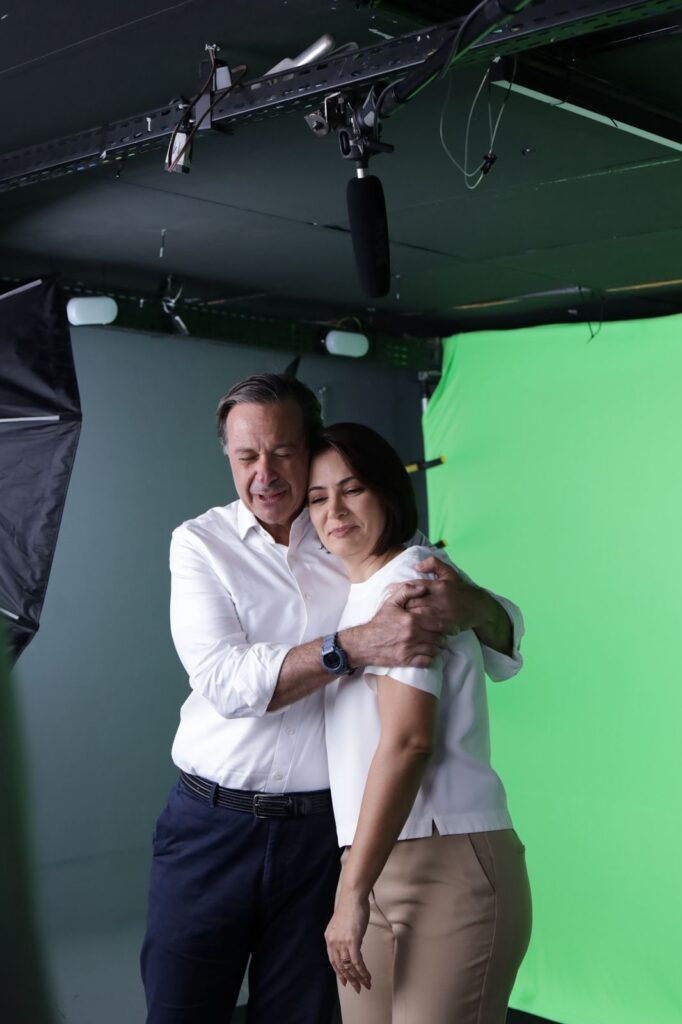 Gilson Machado abraça Michelle e manda força a Bolsonaro em gravação do guia