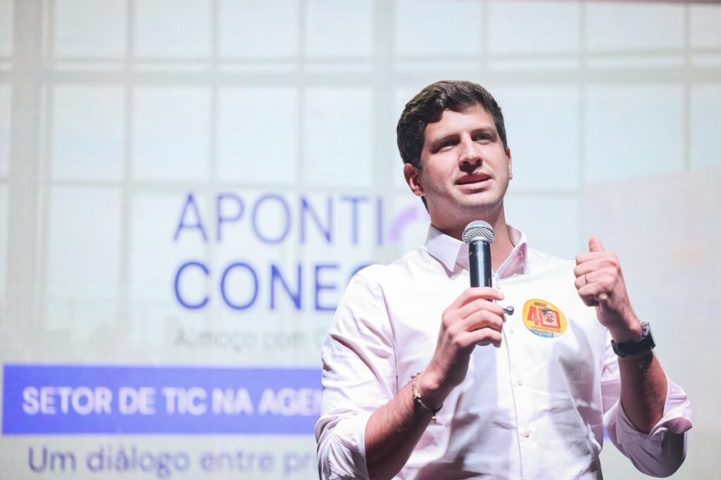 João Campos reforça proposta de 10 mil vagas do Embarque Digital em sabatina com setor de tecnologia