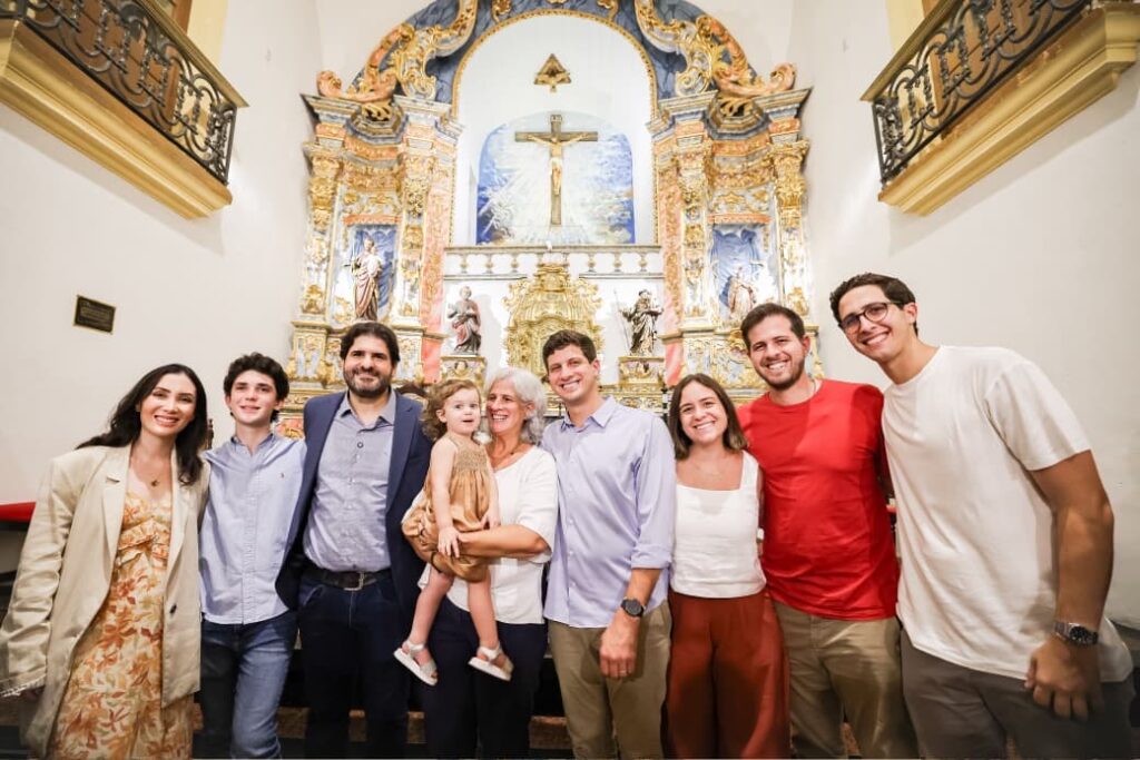Ao lado da família, João Campos acompanha tradicional missa de São Lourenço mártir