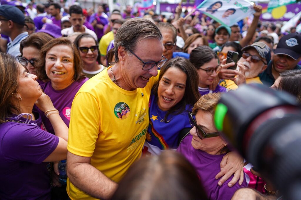 Gilson Machado lado a lado com Raquel