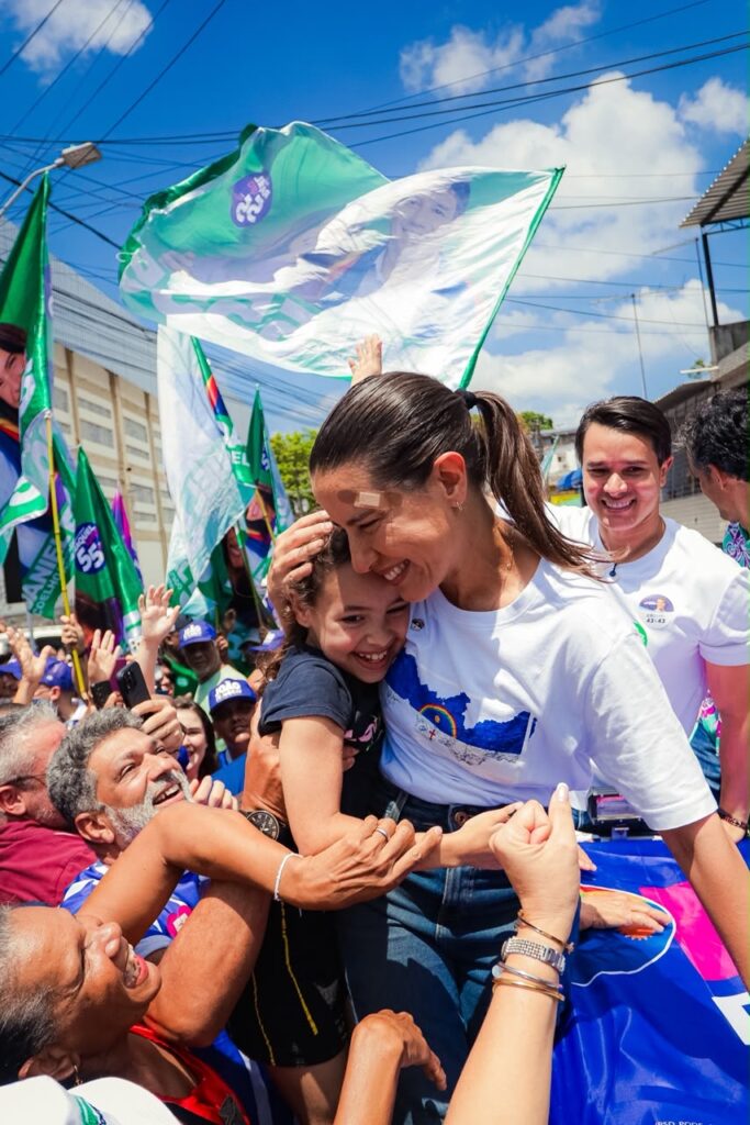 “A gente tirou o governo do Palácio e colocou nas ruas trabalhando pelo nosso povo”, afirma Raquel durante grande caminhada em Camaragibe