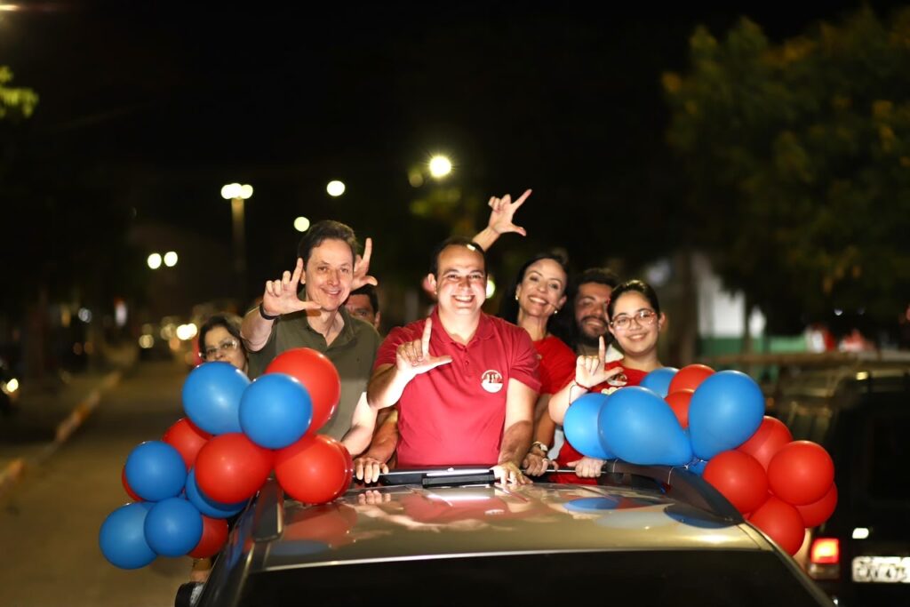 Em Belo Jardim, Breno Araújo participa de carreata ao lado da família Cintra Galvão
