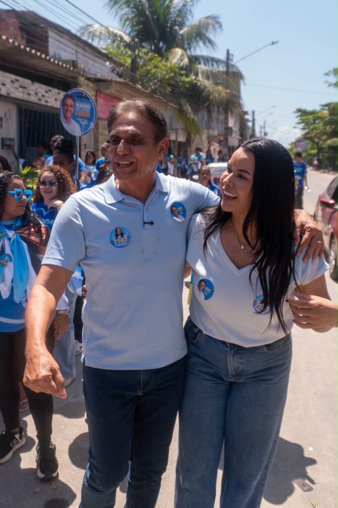 Thaís Vital recebe deputado estadual Mário Ricardo em grande porta a porta no bairro de Cajueiro Seco