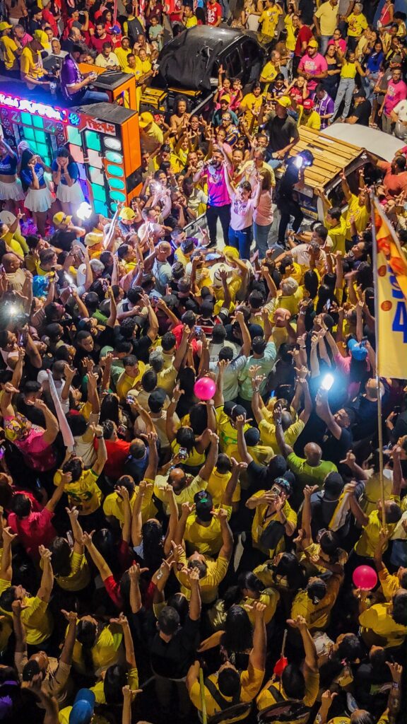 Lara Santana reúne multidão em Camela e mostra força política ao lado de Carlos e Simone Santana