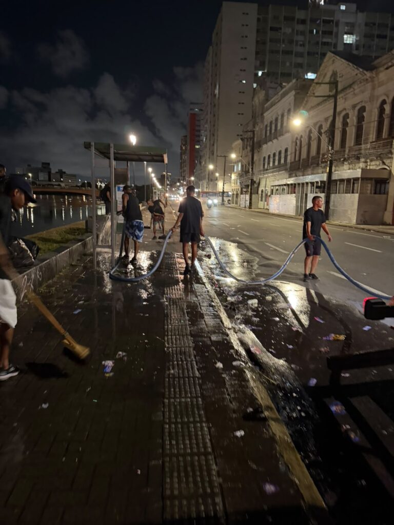 Campanha de Raquel dá exemplo e promove a limpeza no Centro do Recife logo após grande ato de campanha