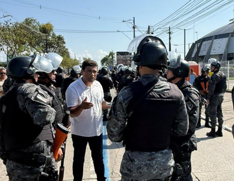 Joel da Harpa participa do desfile de 7 de Setembro ao lado de policiais e bombeiros militares