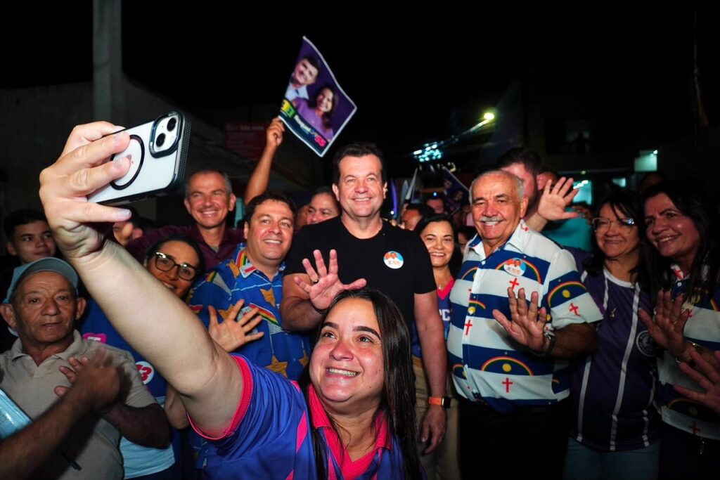 Prefeito Silvestre lidera grande caminhada em Passira em apoio a Waldemar Oliveira