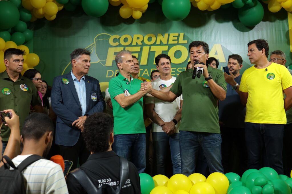 ”Referência da direita’’: Mendonça Filho apoia Feitosa em inauguração de comitê onde deputado chega ao lado das filhas no Jeep