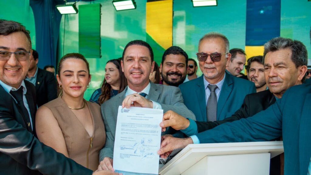 Dr. Elton entrega três novas ambulâncias e quase 8 Milhões serão investidos em pavimentação em Águas Belas