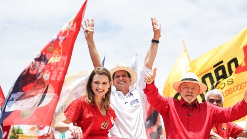Ao lado de Lula, João Campos promete concluir Transnordestina e combater racionamento de água