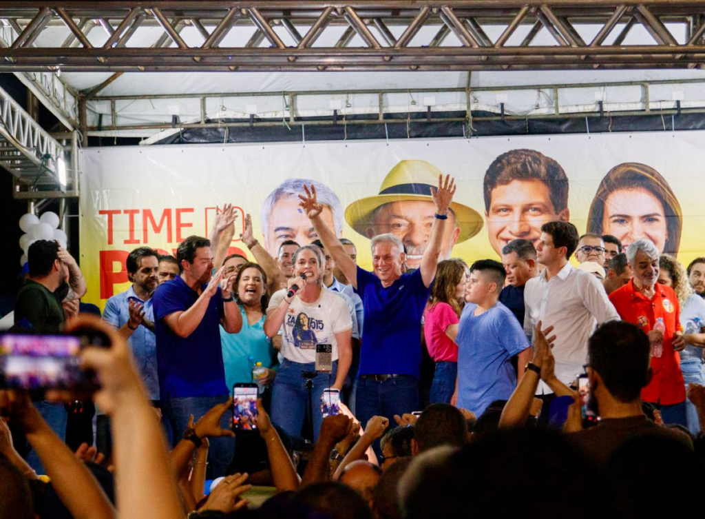 Multidão toma as ruas de Vitória em caminhada com João Campos, Iza e Túlio Arruda