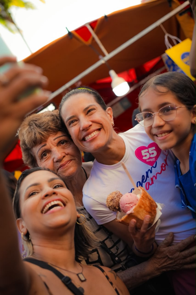 Na Feira do Bom Jesus, no Recife, Raquel é abraçada pela população