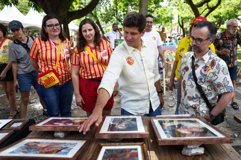 Arte na Praça reúne artistas em apoio a João Campos