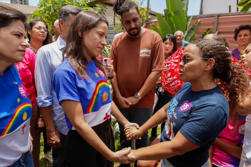 Em roda de conversa com mulheres da comunidade Caranguejo Tabaiares, Raquel anuncia ações voltadas para as periferias