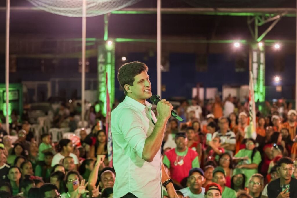 João Campos compara gestão do Recife com governo de Pernambuco durante agenda em Beberibe
