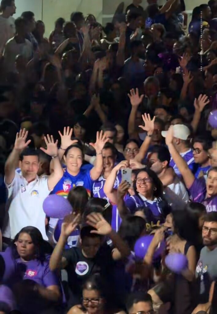 Sertânia reúne multidão em ato político e celebra aniversário da prefeita Pollyanna Abreu