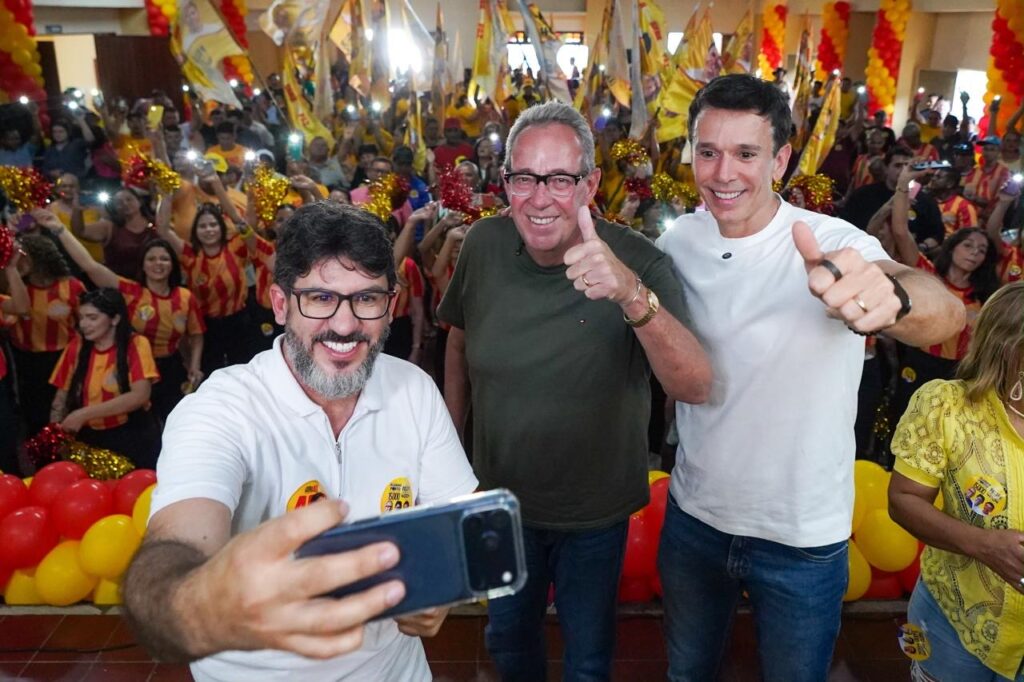 Quatro municípios, comícios e intenso corpo a corpo com o eleitor na agenda dominical de Álvaro Porto