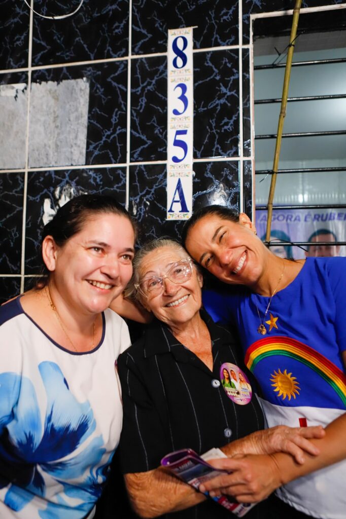 Raquel é abraçada pelos moradores em porta a porta no Córrego do Jenipapo, no Recife