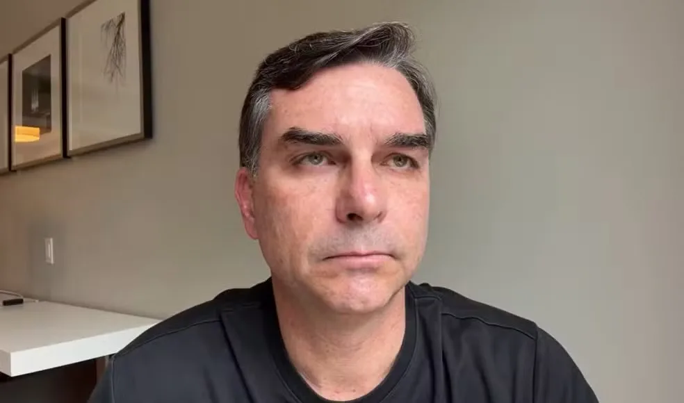 PF avalia bloquear bens e contas de Flávio Bolsonaro após saída do Brasil